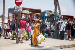 Africani in una strada di Musina, Sudafrica: sullo sfondo, bancarelle di vestiti - © Eva Mont / Shutterstock.com