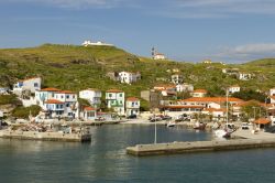 Aghios Efstratios, porto e unico villaggio abitato nella più isolata delle isole della Grecia.



