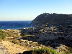 Agia Kiriaki, Milos: una vista dall'alto, lungo la strada che conduce alla spiaggia di Agia Kiriaki. Siamo sulla costa meridionale dell'isola, dove si concentrano le spiagge più ...