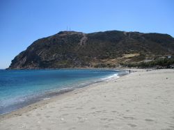 Agia Kiriaki: ecco un'altra delle più belle spiagge di Milos. La sabbia fine può essere un po'fastidiosa quando tira forte il vento, ma lo scenario è straordinario ...