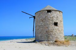 La spiaggia di Agios Ioannis a Lefkada, Grecia -  Una delle spiagge più frequentate di Lefkada, l'unica isola ad essere raggiungibile anche senza traghetti e navi perchè ...