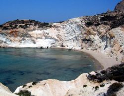 La spiaggia di Agios Ioannis si trova nella costa ovest di Milos, quella più selvaggia; si può raggiungere solo percorrendo un lungo tratto di strada sterrata.