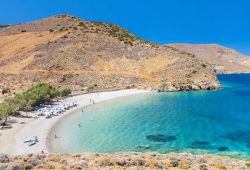Agios Konstantinos una delle spiagge più belle di Astypalea, isole Dodecaneso, in Grecia.
