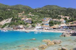 Agios Nikitas a Lefkada, Grecia - Sembra uscito da un dipinto questo villaggio greco dell'isola di Leucade, o Leuca, circondato da dolci colline che digradano verso il mare e da una spiaggia ...