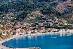 Agnone Cilento e la sua spiaggia, costa della Campania. Questo piccolo borgo marinaro a metà strada fra Castellabate e Acciaroli vanta splendide spiagge con sabbia dorata.

