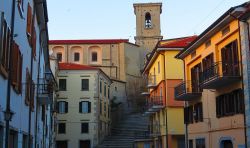 Agnone vista del centro storico con la chiesa e scale - © Gianfranco Vitolo - CC BY 2.0, Wikipedia