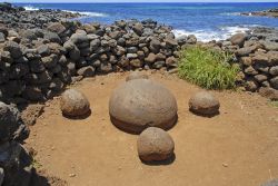 Ahu Te Pito Kura sull'isola di Pasqua, Cile. Chiamata Te Pito Kura, che significa l’ombelico del mondo, questa pietra secondo la leggenda fu portata da Hotu Matua in persona come simbolo ...