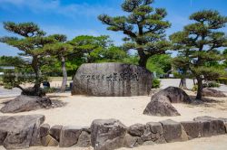 Aiuola con alberi e pietre di fronte al castello di Himeji nei pressi di Osaka, Giappone - © Yellow Cat / Shutterstock.com