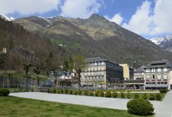 Aiuole e passeggiata nella città termale di Cauterets, Francia, in primavera.

