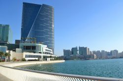 Al Maryah Island, Abu Dhabi: si tratta di una delle isole più nuove per quel che riguarda le costruzioni; negli ultimi tre anni sono sorti alberghi di lusso, ristoranti, centri commerciali ...