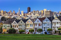 Alamo Square, le case vittoriane e la skyline della moderna San Francisco in California