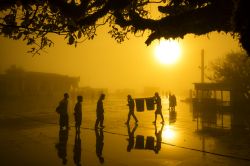 Alba  a Kyaikhtiyo in una mattina nebbiosa in Myanmar - © smalldaruma / Shutterstock.com