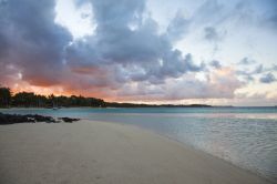 Alba a Belle Mare, Mauritius - Cieli con nuvole dalle forme e dai colori più bizzarri si possono ammirare a Mauritius dove da novembre a maggio tramonti colorati e albe luminose sono ...