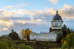 Alba a Olympia, capitale dello stato di Washington, Stati Uniti. Gli scenari naturali di questa città sono di grande bellezza ad iniziare dai parchi e dalle aree verdi sparse a macchia ...