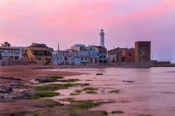 Alba a Punta Secca, dove si trova la Casa di ...