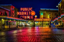 Alba al mercato di Seattle con i riflessi della luce sui ciottoli della pavimentazione (USA) - © MCarter / Shutterstock.com