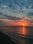 Alba alla mattina presto in estate dalla spiaggia di Ali Terme, Sicilia