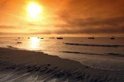 Alba colorata sulla spiaggia di Ghisonaccia, est della Corsica