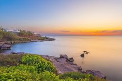 Alba colorata sulla spiaggia di Pachino in Sicilia