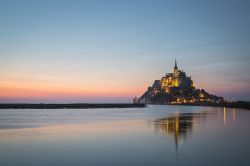 Alba con alta marea record a Mont-Saint-Michel, ...