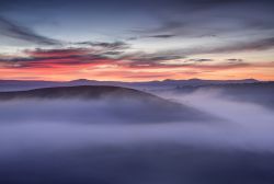 Alba con nebbia e cielo colorato nei dintorni di Rapolano Terme