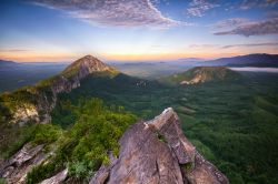 Alba dal sentiero di Gunung Baling, tra le montagne del Kedah in Malesia