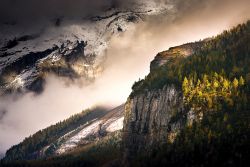 Alba in estate tra le montagne di Kandersteg in Svizzera