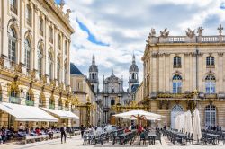 Alba nella piazza del Grand Hotel in piazza Stanislao a Nancy, Francia - © olrat / Shutterstock.com