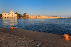 Alba sulla cittadina di Kos, isola di Coo, Grecia. Fondata nel 366 a.C., è stata una delle più belle località costiere del mondo antico - © Porojnicu Stelian / Shutterstock.com ...