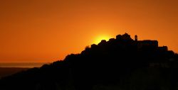 Alba sopra il borgo di Penta di Casinca, costa nord-orientale della Corsica