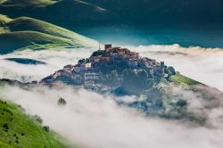 Un'alba spettacolare a Castelluccio di Norcia, Umbria, Italia. Un'immagine di questa località nel cuore del Parco Nazionale dei Monti Sibillini dove natura e tradizioni si fondono ...