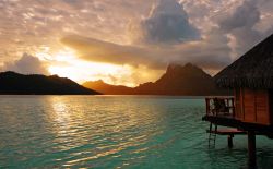 Un'alba spettacolare all'Isola di Bora Bora, nella Polinesia Francese. Chi alloggia in uno dei famosi resort su palafitte dovrebbe svegliarsi preso almeno una volta, per lanciare uno ...