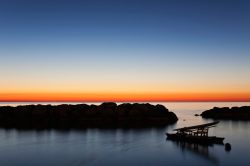 Alba sul mare di Senigallia, e gli scogli che proteggono la spiaggia di velluto