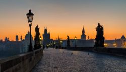 Alba su un deserto Ponte di Carlo, siamo a Praga, la capitale della Repubblica Ceca