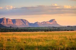 Alba sui monti del distretto di Waterberg, Limpopo, Sudafrica. Questo territorio si stende su una superficie di quasi 50 mila chilometri quadrati. 



