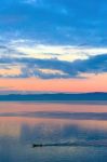 Alba sul lago di Bolsena fotografata dalla spiaggia di Marta (Lazio)