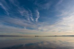 Alba sul lago di Bolsena fotografata dalla zona di Gradoli (Lazio).
