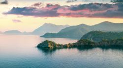 Alba sul mar Mediterraneo in una baia vicino al villaggio di Tekirova, distretto di Kemer, Turchia.

