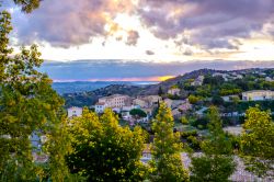Alba sul Massiccio del Tanneron e l'omonimo villaggio in Costa Azzurra (Francia).
