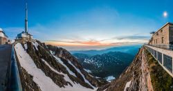 Alba sul Pic du Midi a Bagneres-de-Bigorre (Alti Pirenei), Francia.
