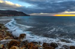 Alba sulla costa rocciosa di Pietra Ligure, riviera di Ponente.