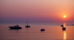 Alba sulla marina di Favone. Siamo nel territorio di Conca, Corsica orientale