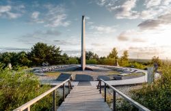 Alba sulla meridiana a Parnidis Dune, Nida, Lituania. E' una delle dune più alte del parco: proprio sulla sua cima si trova una moderna meridiana in granito - © Alexander Tihonov ...