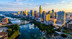 Alba sulla skyline di Austin, capitale del Texas. Una bella immagine dei grattacieli della città riflessi nel Lady Bird Lake in estate.




