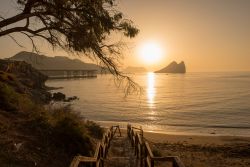 Alba sulla spiaggia di Aguilas, provincia di Murcia, Spagna. Il mite clima invidiabile e i 34 km di spiaggia rendono questa cittadina una delle principali mete turistiche della zona di Murcia.
 ...