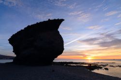 Alba sulla spiaggia di Playa de Los Muertos a Carboneras, provincia di Almeria, Spagna.
