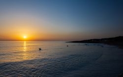 Alba sulla spiaggia di Rosa Marina vicino ad Ostuni, mare Adriatico, Salento (Puglia).
