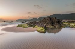 Alba sulla spiaggia di Trengandin a Noja in Cantabria (Spagna)