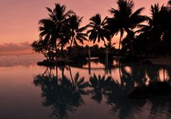 L'alba infinity pool dell'Intercontinental Tahiti resort