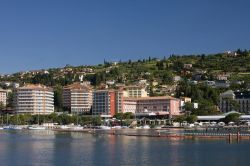 Alberghi lungo la costa adriatica presso la località di Portorose, nel comune di Piran, in Slovenia - foto © Andreas R.
